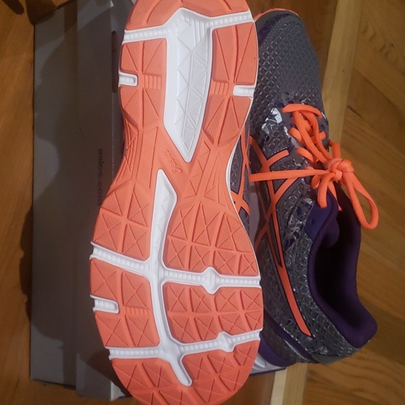 Shoes - Picture 4 of 4